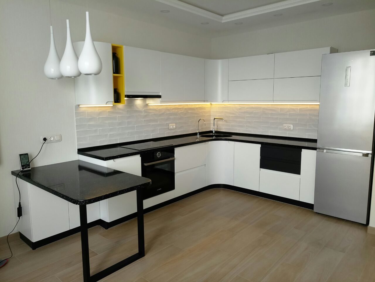 белая кухня с черной столешницей и черной плиткой